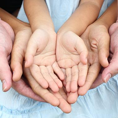 Il Sostegno per l'Inclusione Attiva (SIA), è una misura attiva di contrasto alla povertà che, sulla base della sperimentazione attu​​ata nelle grandi città, nel 2016 verrà estesa a tutto il territorio nazionale (Legge di Stabilità 2016, art. 1, comma 387).Il SIA prevede l'erogazione di un sussidio economico a nuclei familiari in condizioni economiche di estremo disagio, nei quali siano presenti minorenni, subordinato all'adesione a un progetto di attivazione sociale e lavorativa.  I Comuni e i Distretti soc